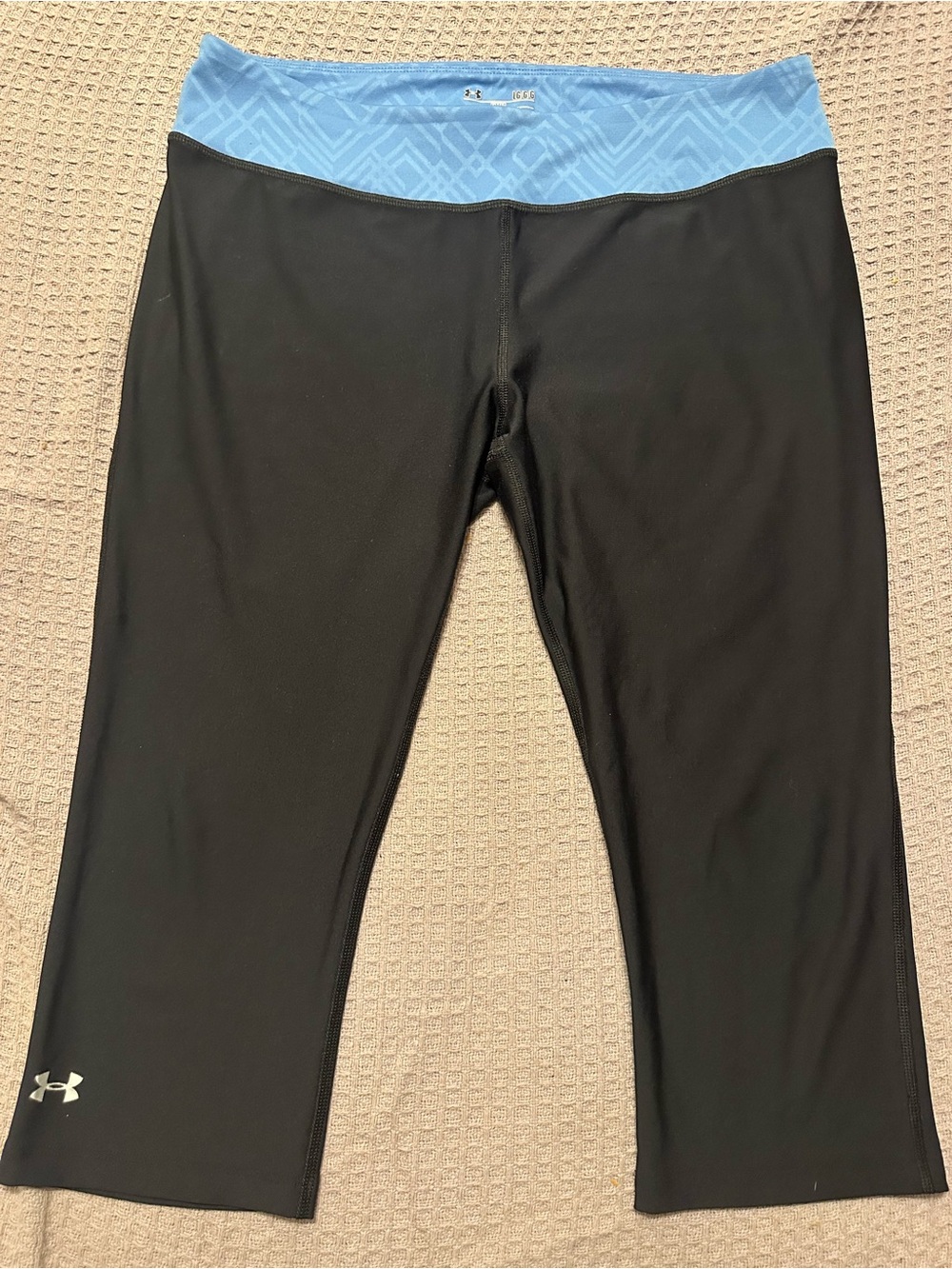 UNDER ARMOUR HeatGear Women’s Fitted Capri Pants Large Black Blue Crops